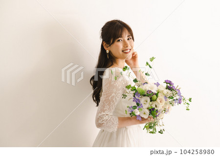ウエディングドレスの女性・ブーケを持つ花嫁 ウエディングドレスの女性・ブーケを持つ花嫁 104258980