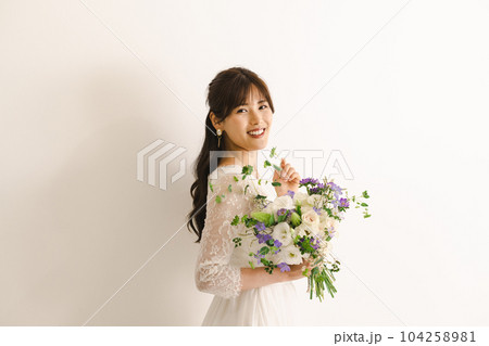 ウエディングドレスの女性・ブーケを持つ花嫁 ウエディングドレスの女性・ブーケを持つ花嫁 104258981