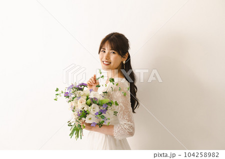 ウエディングドレスの女性・ブーケを持つ花嫁 ウエディングドレスの女性・ブーケを持つ花嫁 104258982