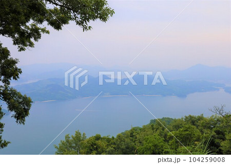 広島県三原市の竜王山から瀬戸内海の島々と行き交う船舶を眺める春夏梅雨の曇りの日 104259008