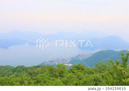 広島県三原市の竜王山から瀬戸内海の島々と行き交う船舶を眺める春夏梅雨の曇りの日 104259010