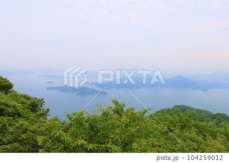 広島県三原市の竜王山から瀬戸内海の島々と行き交う船舶を眺める春夏梅雨の曇りの日 広島県三原市の竜王山から瀬戸内海の島々と行き交う船舶を眺める春夏梅雨の曇りの日 104259012