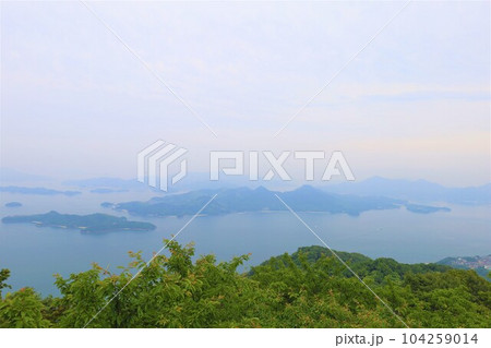 広島県三原市の竜王山から瀬戸内海の島々と行き交う船舶を眺める春夏梅雨の曇りの日 104259014