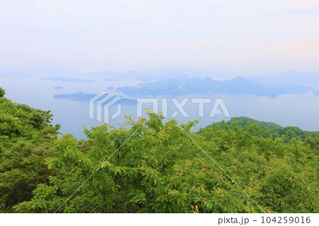 広島県三原市の竜王山から瀬戸内海の島々と行き交う船舶を眺める春夏梅雨の曇りの日 104259016