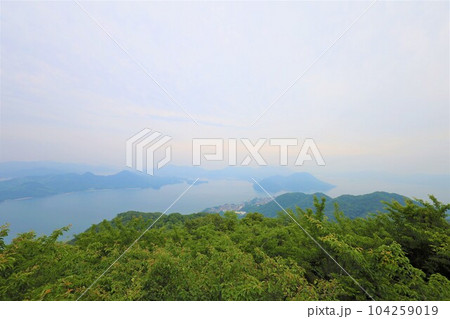 広島県三原市の竜王山から瀬戸内海の島々と行き交う船舶を眺める春夏梅雨の曇りの日 広島県三原市の竜王山から瀬戸内海の島々と行き交う船舶を眺める春夏梅雨の曇りの日 104259019