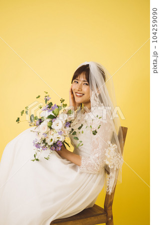 ウエディングドレスの女性・ブーケを持つ花嫁 ウエディングドレスの女性・ブーケを持つ花嫁 104259090