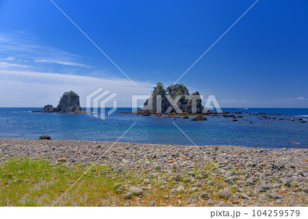 伊豆半島・南伊豆・逢ヶ浜(おうのはま)のイメージ、すずめ岩(雀岩)と姑岩・静岡県南伊豆町 伊豆半島・南伊豆・逢ヶ浜(おうのはま)のイメージ、すずめ岩(雀岩)と姑岩・静岡県南伊豆町 104259579