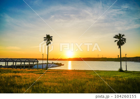 （千葉県）銚子マリーナ・対岸の屛風ヶ浦　夕景 104260155