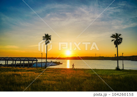 (千葉県)銚子マリーナ・対岸の屛風ヶ浦 夕景 (千葉県)銚子マリーナ・対岸の屛風ヶ浦 夕景 104260158