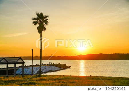 (千葉県)銚子マリーナ・対岸の屛風ヶ浦 夕景 (千葉県)銚子マリーナ・対岸の屛風ヶ浦 夕景 104260161