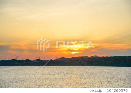 （千葉県）銚子マリーナ・対岸の屛風ヶ浦　夕景 104260576