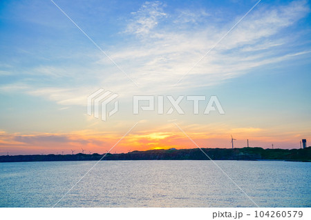（千葉県）銚子マリーナ・対岸の屛風ヶ浦　夕景 104260579