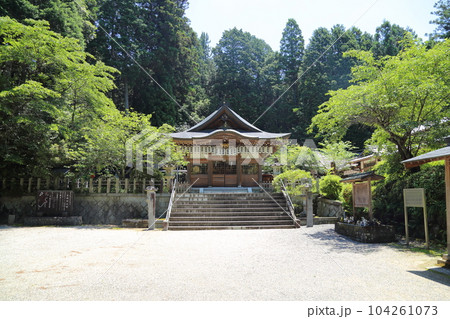 日雲神社(境内を信楽高原鐡道がとおる神社) 【滋賀県甲賀市信楽町 ・ 雲井駅近く】 日雲神社(境内を信楽高原鐡道がとおる神社) 【滋賀県甲賀市信楽町 ・ 雲井駅近く】 104261073