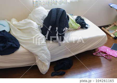 片付けられない散らかった部屋 104261165