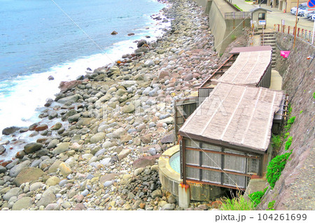 伊豆半島・東伊豆・海のワイルドな入浴、開放感溢れる波打ち際の北川温泉黒根岩風呂・静岡県東伊豆町(1) 104261699
