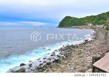 伊豆半島・東伊豆・北川温泉の風景、黒根岩風呂と太平洋の眺め・静岡県東伊豆町 104261701