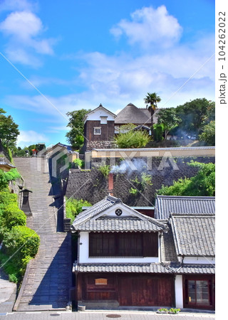 青空と坂道のある城下町 104262022