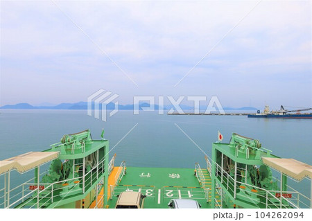 広島県竹原市からフェリーに乗って大崎上島へ渡る春夏初夏と梅雨の合間 104262094