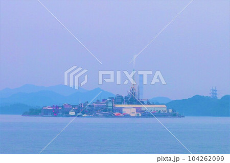 広島県竹原市からフェリーに乗って大崎上島へ渡る春夏初夏と梅雨の合間 104262099
