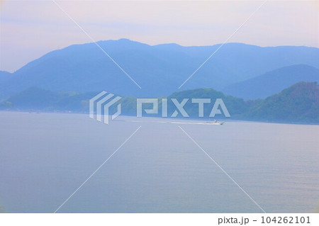 広島県竹原市からフェリーに乗って大崎上島へ渡る春夏初夏と梅雨の合間 広島県竹原市からフェリーに乗って大崎上島へ渡る春夏初夏と梅雨の合間 104262101