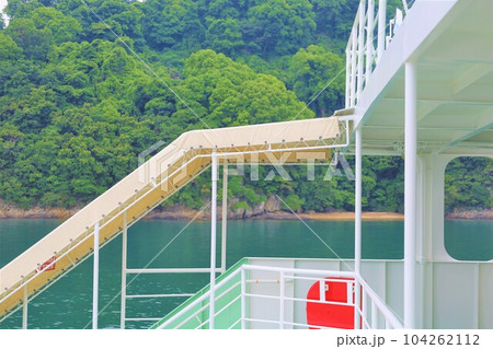 広島県竹原市からフェリーに乗って大崎上島へ渡る春夏初夏と梅雨の合間 広島県竹原市からフェリーに乗って大崎上島へ渡る春夏初夏と梅雨の合間 104262112