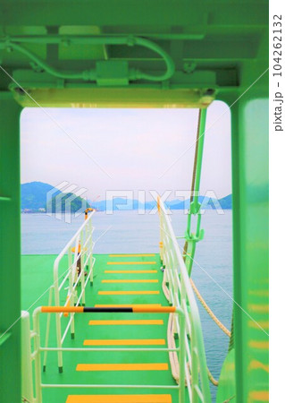 広島県竹原市からフェリーに乗って大崎上島へ渡る春夏初夏と梅雨の合間 広島県竹原市からフェリーに乗って大崎上島へ渡る春夏初夏と梅雨の合間 104262132