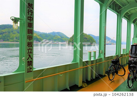 広島県竹原市からフェリーに乗って大崎上島へ渡る春夏初夏と梅雨の合間 広島県竹原市からフェリーに乗って大崎上島へ渡る春夏初夏と梅雨の合間 104262138