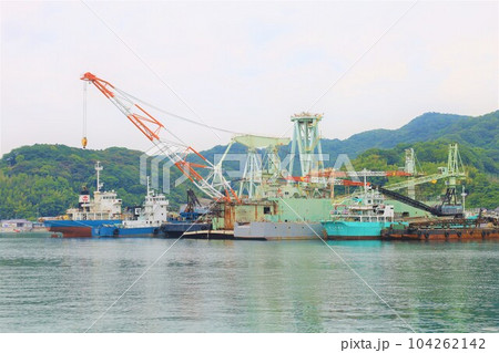 広島県竹原市からフェリーに乗って大崎上島へ渡る春夏初夏と梅雨の合間 104262142