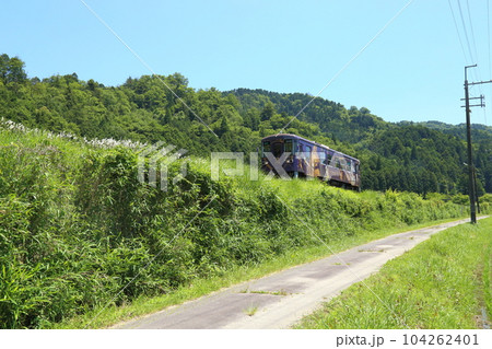 第一大戸川橋梁【国の重要文化財】を通過する信楽高原鐡道のラッピング列車 ／ 滋賀県甲賀市信楽町 104262401