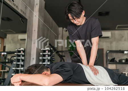 スポーツ整体を受ける男性と施術するメディカルトレーナー・柔道整復師（腰） 104262518