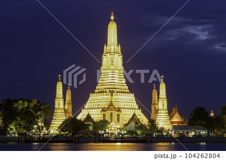 Wat Arun and the Chao Phraya River in twilight time. 104262804