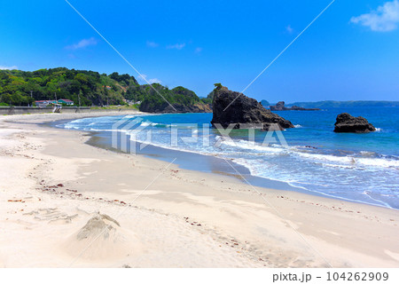 伊豆半島・田牛海水浴場・白砂に造られた砂山に寄せる波、美しいビーチのイメージ・静岡県東伊豆町(1) 104262909