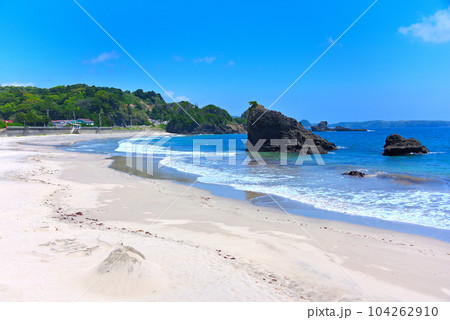 伊豆半島・田牛海水浴場・白砂に造られた砂山に寄せる波、美しいビーチのイメージ・静岡県東伊豆町(2) 104262910