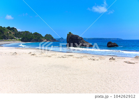 伊豆半島・田牛海水浴場・白砂に造られた砂山に寄せる波、美しいビーチのイメージ・静岡県東伊豆町(4) 伊豆半島・田牛海水浴場・白砂に造られた砂山に寄せる波、美しいビーチのイメージ・静岡県東伊豆町(4) 104262912