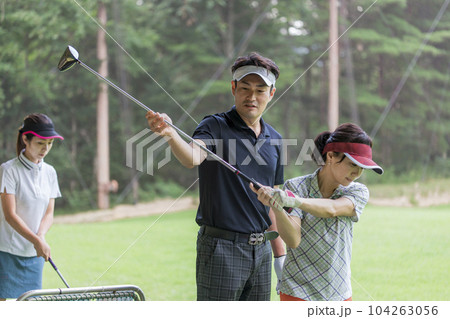 ゴルフスクール・ゴルフレッスン・ゴルフ教室をする先生と生徒 104263056