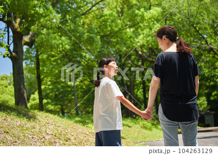 夏の公園で楽しく散歩している親子の姿 104263129