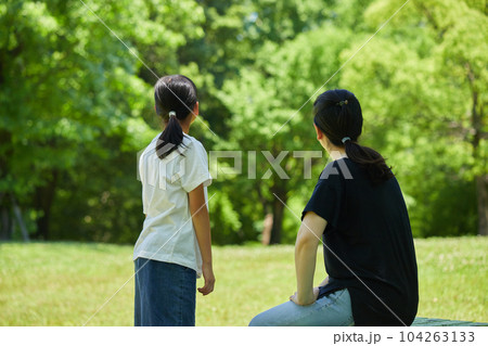 夏の公園で楽しく遊んでいる親子 104263133