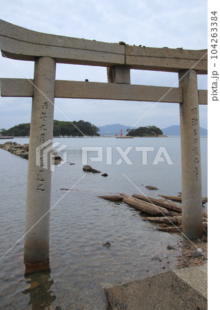 芦屋町の狩尾神社海中鳥居から見た洞山 104263384