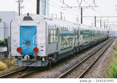 四国方面へ向けて東海道本線をゆくマリンライナー用の5000系 104263445