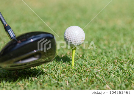 ティーに乗ったゴルフボールとドライバー（ティーショット） 104263465