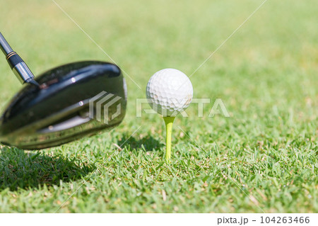 ティーに乗ったゴルフボールとドライバー（ティーショット） 104263466