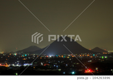香川県讃岐富士と周辺の街あかり夜景 香川県讃岐富士と周辺の街あかり夜景 104263896