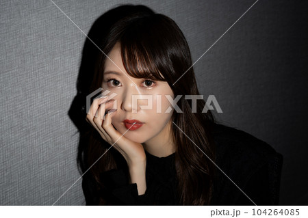 若い女性　クールビューティー 104264085