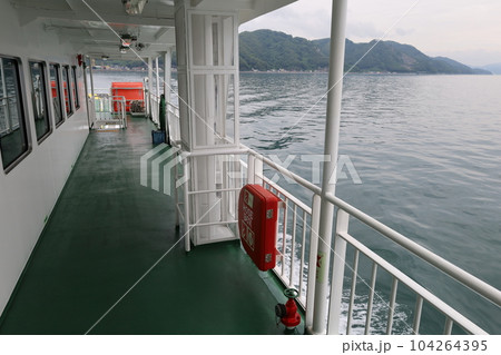 広島県三原市からフェリーで渡った瀬戸内海の大崎上島は穏やかでレトロでノスタルジックな木江と造船の島 104264395