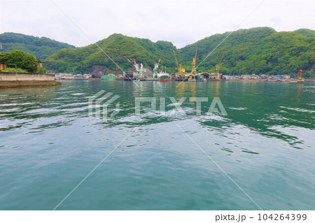 広島県三原市からフェリーで渡った瀬戸内海の大崎上島は穏やかでレトロでノスタルジックな木江と造船の島 104264399