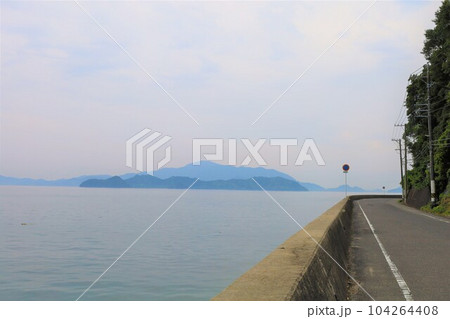 広島県三原市からフェリーで渡った瀬戸内海の大崎上島は穏やかでレトロでノスタルジックな木江と造船の島 104264408
