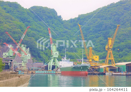広島県三原市からフェリーで渡った瀬戸内海の大崎上島は穏やかでレトロでノスタルジックな木江と造船の島 104264411