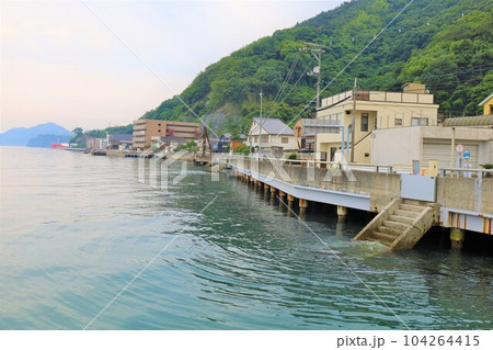広島県三原市からフェリーで渡った瀬戸内海の大崎上島は穏やかでレトロでノスタルジックな木江と造船の島 104264415