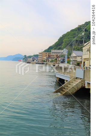 広島県三原市からフェリーで渡った瀬戸内海の大崎上島は穏やかでレトロでノスタルジックな木江と造船の島 104264416