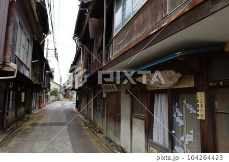 広島県三原市からフェリーで渡った瀬戸内海の大崎上島は穏やかでレトロでノスタルジックな木江と造船の島 広島県三原市からフェリーで渡った瀬戸内海の大崎上島は穏やかでレトロでノスタルジックな木江と造船の島 104264423